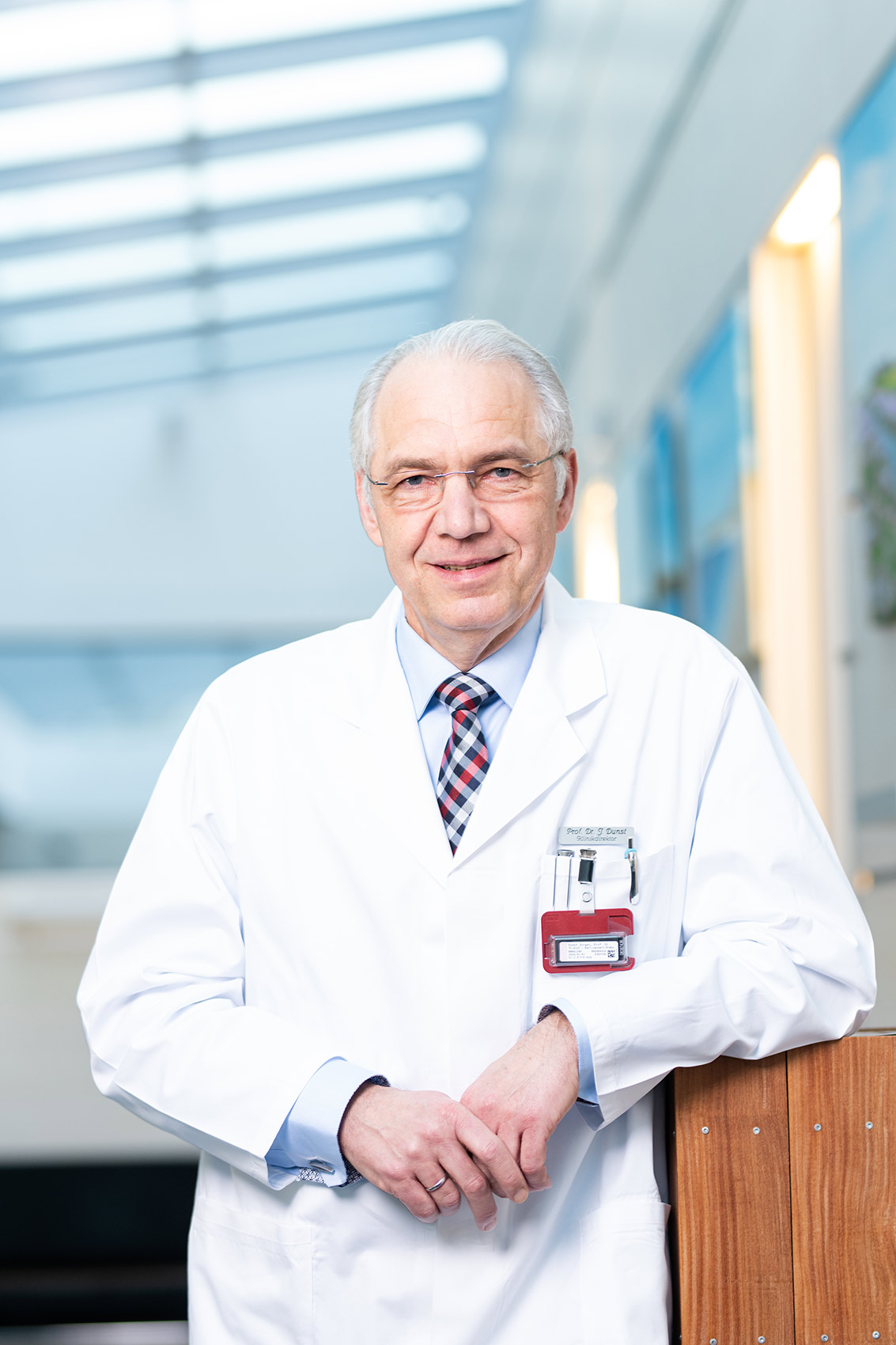 Porträt von Prof. Dr. Jürgen Dunst, Direktor der Klinik für Strahlentherapie am Universitätsklinikum Schleswig-Holstein (Campus Kiel) für das Medizin-Magazin „Best Practise Onkologie“ im Auftrag von Springer Medizin. Porträt von Prof. Dr. Jürgen Dunst, Direktor der Klinik für Strahlentherapie am Universitätsklinikum Schleswig-Holstein (Campus Kiel) für das Medizin-Magazin „Best Practise Onkologie“ im Auftrag von Springer Medizin.